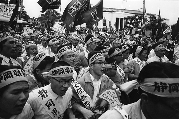 Imagen de Protestantes anti-ANPO que desde Shizuoka desfilan en Tokio el 11 de Junio de 1960.
Copyright: Hiroshi Hamaya / MIT 