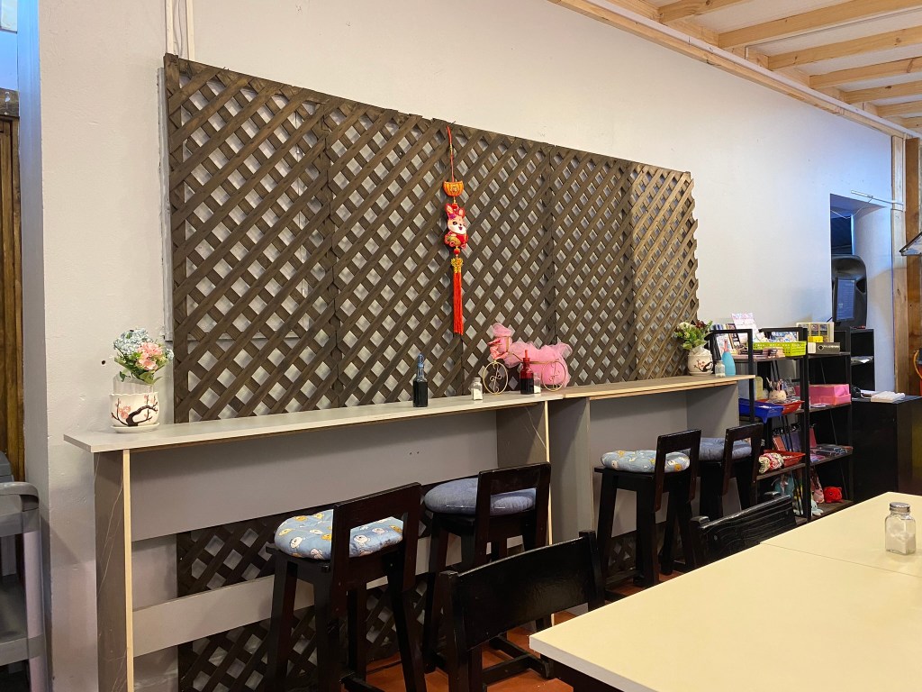 Plano del interior de Doragon: el panel de los deseos (aún vacío, estaba recién instalado), una barra y al fondo la tiendita y la cocina.